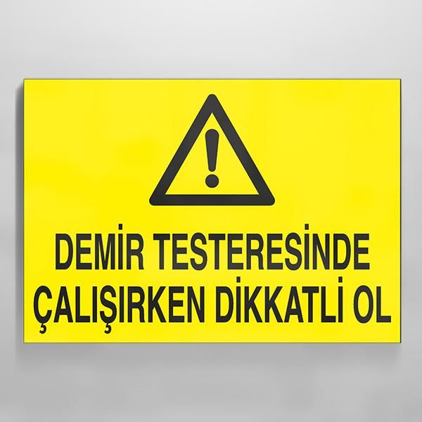 Demir Testeresinde Çalışırken Dikkatli Ol Uyarı Levhası