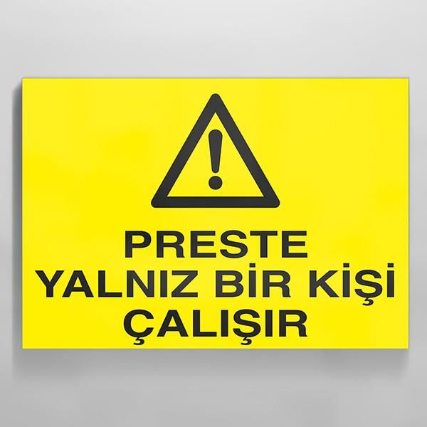 Preste Yalnız Bir Kişi Çalışır Uyarı Levhası