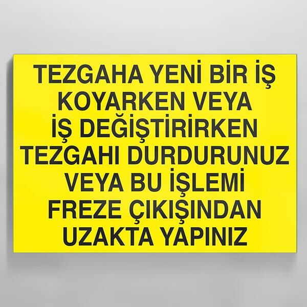 Tezgaha Yeni Bir İş Koyarken Veya İş Değiştirirken Tezgahı Durdurunuz Veya Bu İşlemi Freze Çıkışından Uzakta Yapınız Uyarı Levhası