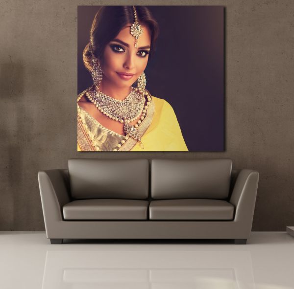 SARI ELBİSELİ HİNTLİ KADIN KANVAS TABLO