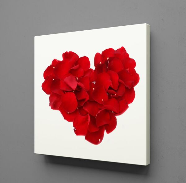 KIRMIZI GÜL YAPRAKLARINDAN KALP KANVAS TABLO